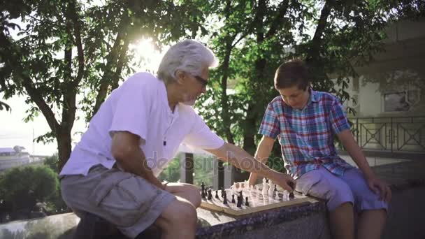 Homem jogar xadrez com menino — Vídeo de Stock