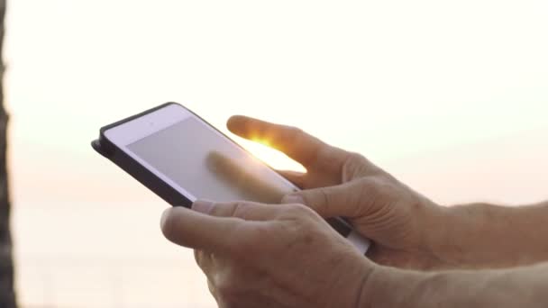 Homme âgé utilisant une tablette numérique 