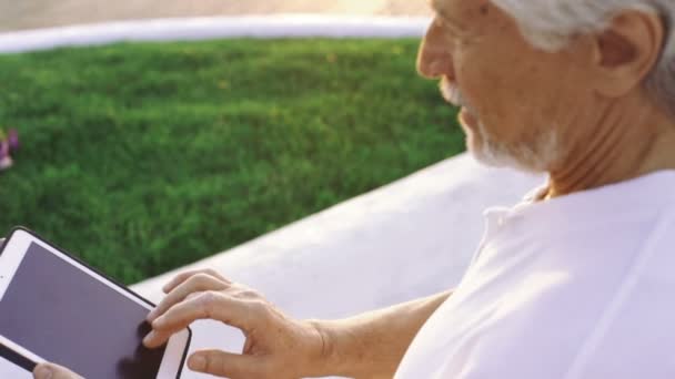 Homem sênior usando tablet digital — Vídeo de Stock