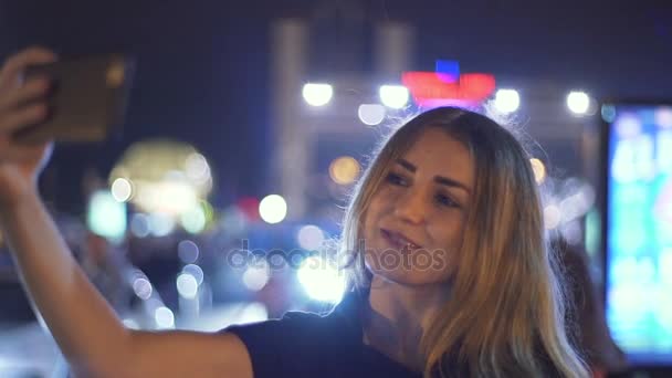 Femme utilisant mobile dans un feu d'artifice — Video