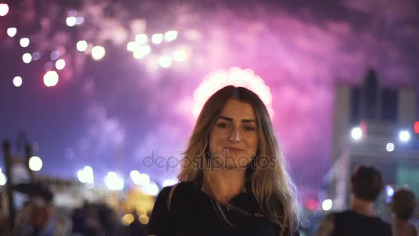 Mulher loira em fogos de artifício — Vídeo de Stock