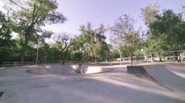 bmx bisiklet üzerinde genç adam