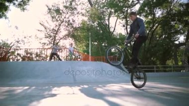 bmx Bisiklet yapan adam