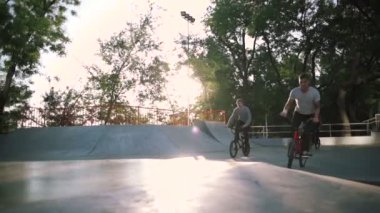 bmx Bisiklet yapan adam