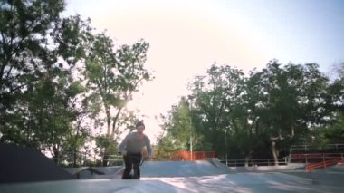 adam yeşil skate Park 