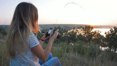 Çayırda kamera kullanan kadın