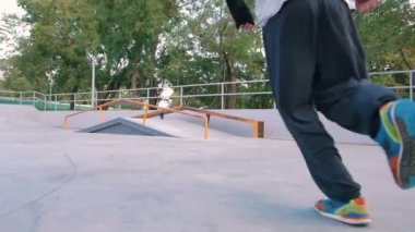 genç adam çalıştırmak ve atlama 