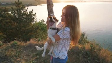 köpek yavrusu tutan kadın 