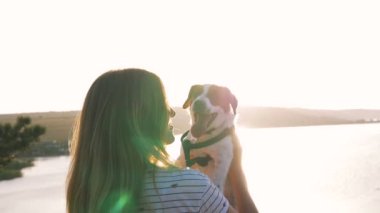 Köpek yavrusu olan kadın 