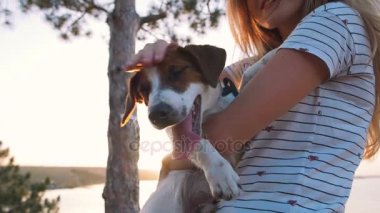 Köpek yavrusu olan kadın 