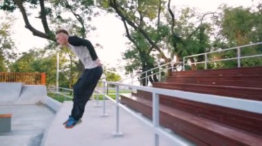 genç adam çalıştırmak ve atlama 