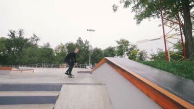 kaykaycı yapan skate Park