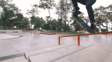 kaykaycı yapan skate Park