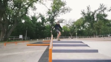 Yapan genç kaykaycı