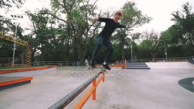 Yapan genç kaykaycı