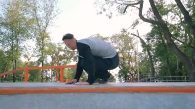 Sportif adam çalıştırmak ve atlama