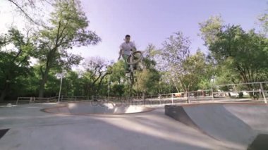 bmx bisiklet üzerinde genç adam