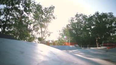 bmx bisiklet üzerinde genç adam