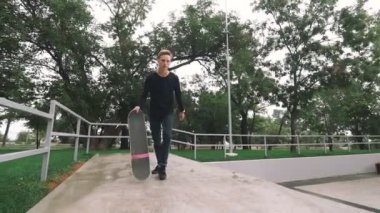 skate Park yapan adam