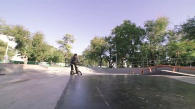 adam yaz bmx bisiklet üzerinde