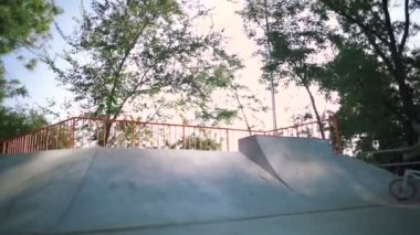 adam yaz bmx bisiklet üzerinde