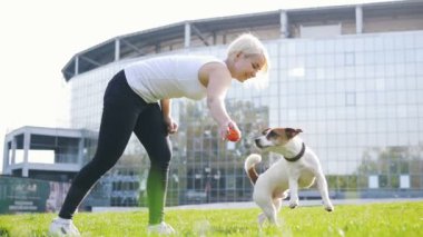 Genç kadın oyun ile köpek