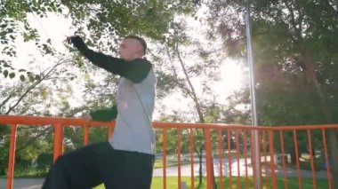 Sportif adam çalıştırmak ve atlama