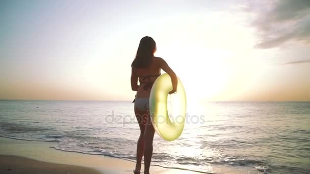 Woman holding yellow float — Stock Video