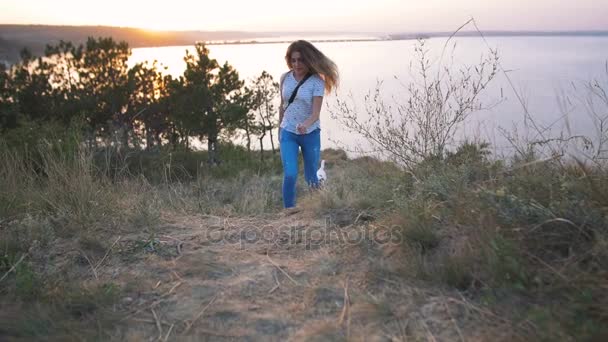 Приваблива жінка біжить з цуценям — стокове відео