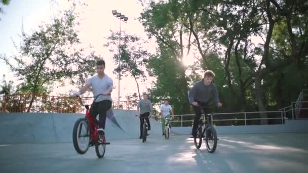 Hommes sur des vélos bmx faisant des tours — Video