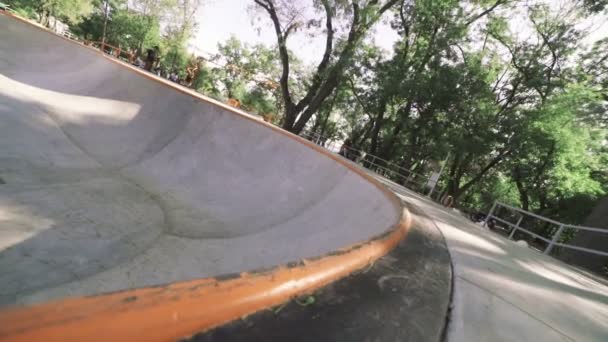 Hombre joven en bicicleta BMX — Vídeos de Stock