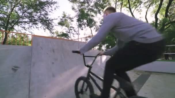 Homem na bicicleta fazendo truques — Vídeo de Stock