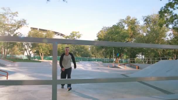 Hombre salto en el parque con rampa — Vídeos de Stock