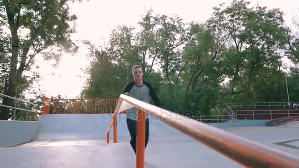 Hombre salto en el parque con rampa — Vídeos de Stock