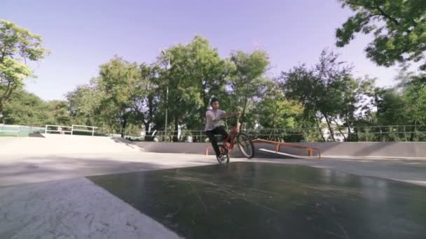 Homme dans vert skate park — Video