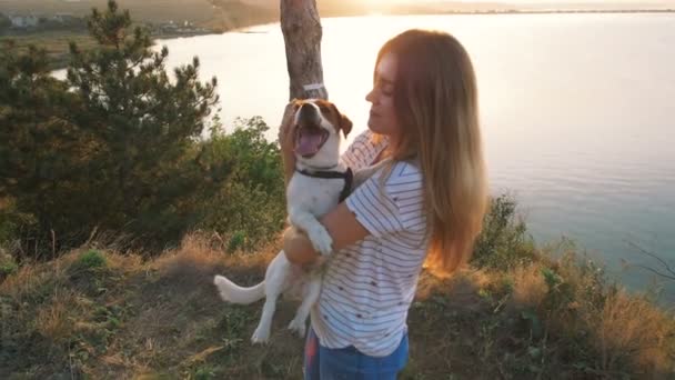 Mujer sosteniendo cachorro perro — Vídeos de Stock