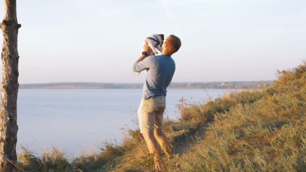 Homem com filhote de cachorro no litoral — Vídeo de Stock