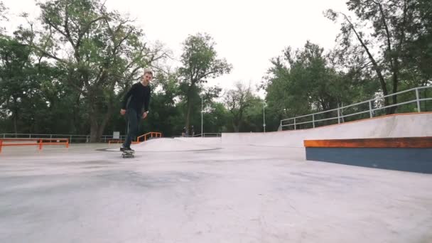 Skateboarder im grünen Skatepark — Stockvideo