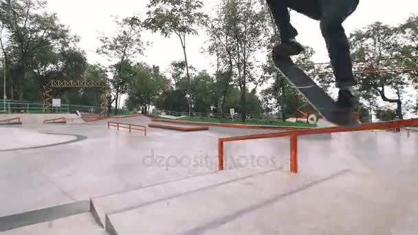 Skater en el parque de skate haciendo trucos — Vídeo de stock