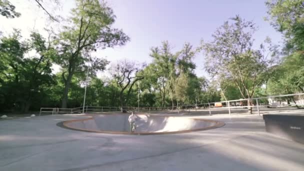 Homem no parque de skate — Vídeo de Stock