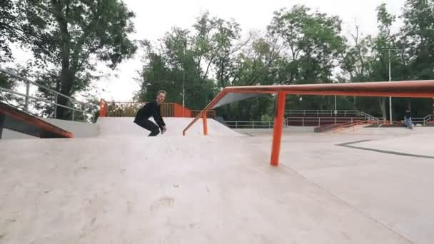 Jeune skateur faisant des tours — Video