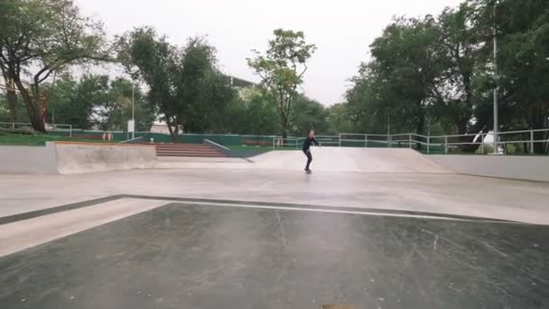 Jovem skatista fazendo truques — Vídeo de Stock