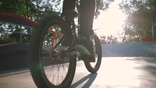 Adam bmx Bisiklet — Stok video