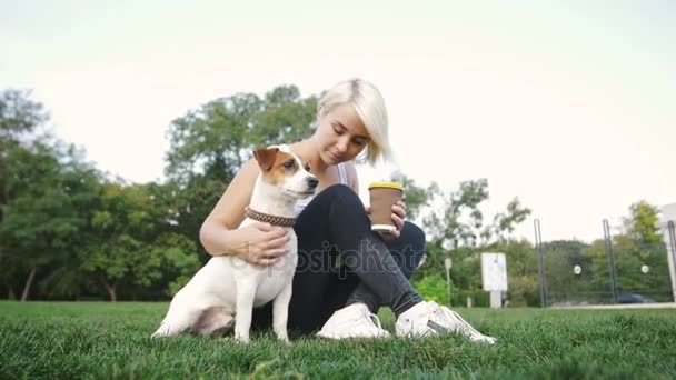 緑の草の上に犬を持つ女性 — ストック動画