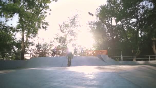 Hombres con las bicicletas en el parque de skate — Vídeo de stock
