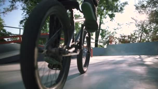 Adam bmx Bisiklet — Stok video