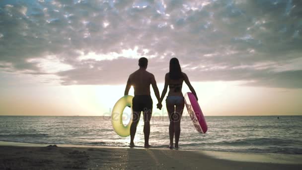 Couple avec flotteurs gonflables — Video