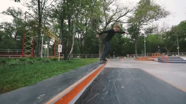 Skateboarder im Park machen tricks — Stockvideo