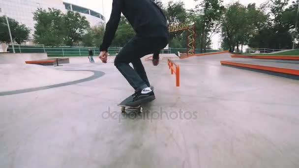 Skateboarder im Park machen tricks — Stockvideo