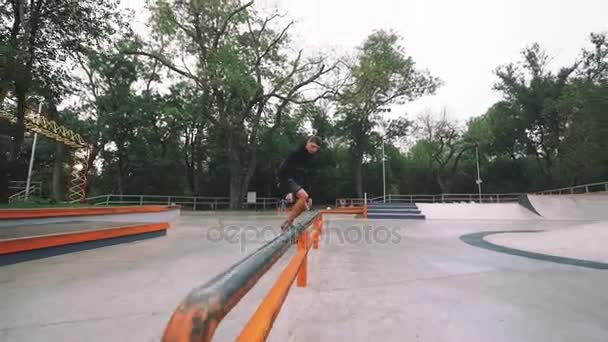 Skateboarder nel parco facendo trucchi — Video Stock